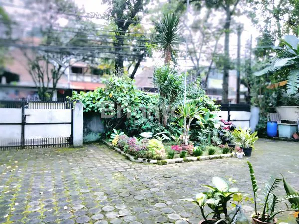 image BANGUNAN USAHA BERBENTUK RUMAH DENGAN LOKASI SANGAT STRATEGIS, COCOK UNTUK RUMAH MAKAN, OUTLET, ASRAMA/RUMAH KOS (TERDAPAT 14 KAMAR) (2)