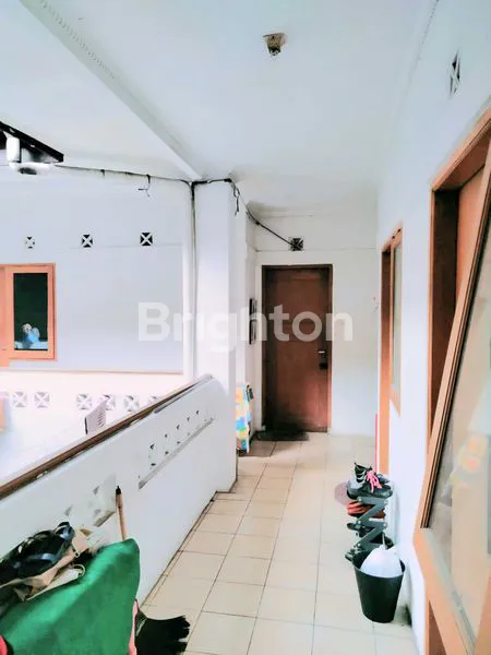 image BANGUNAN USAHA BERBENTUK RUMAH DENGAN LOKASI SANGAT STRATEGIS, COCOK UNTUK RUMAH MAKAN, OUTLET, ASRAMA/RUMAH KOS (TERDAPAT 14 KAMAR) (5)