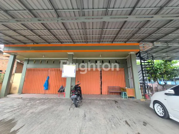 image RUKO 2 LANTAI STRATEGIS DI DEPAN JALAN UTAMA – PARKIR LUAS UNTUK 15 MOBIL! (2)