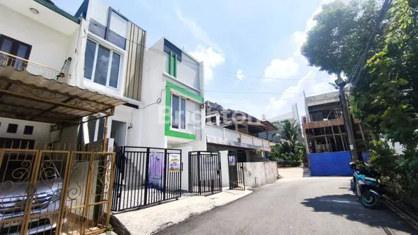 image RUMAH BARU MINIMALIS KACA  DEPAN TAMAN DI GADING LESTARI GRIYA 2 LANTAI SEMI FURNISH (1)