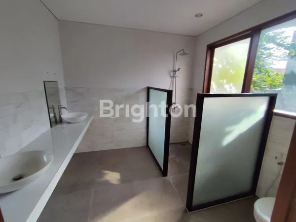 image FOR RENT RUMAH SEMI VILLA AREA RENON  (5)