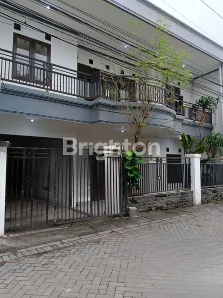 RUMAH 2 LANTAI MODERN MINIMALIS DI MEDAYU, LOKASI STRATEGIS, 5 MENIT KE KAMPUS UPN, UNIVERSITAS TERBUKA, RSUD CANDRARINI, DAN RAYA MERR (NON FURNISHED)