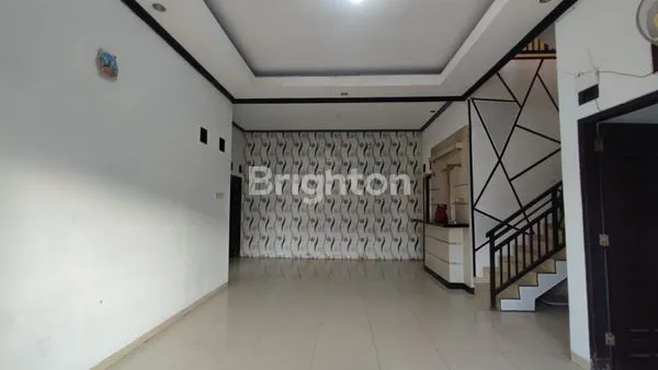 image RUMAH 2 LANTAI MODERN MINIMALIS DI MEDAYU, LOKASI STRATEGIS, 5 MENIT KE KAMPUS UPN, UNIVERSITAS TERBUKA, RSUD CANDRARINI, DAN RAYA MERR (NON FURNISHED) (2)