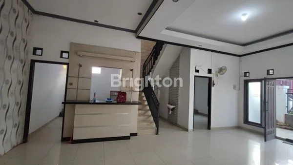 image RUMAH 2 LANTAI MODERN MINIMALIS DI MEDAYU, LOKASI STRATEGIS, 5 MENIT KE KAMPUS UPN, UNIVERSITAS TERBUKA, RSUD CANDRARINI, DAN RAYA MERR (NON FURNISHED) (3)