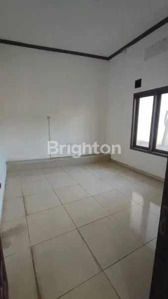 image RUMAH 2 LANTAI MODERN MINIMALIS DI MEDAYU, LOKASI STRATEGIS, 5 MENIT KE KAMPUS UPN, UNIVERSITAS TERBUKA, RSUD CANDRARINI, DAN RAYA MERR (NON FURNISHED) (4)