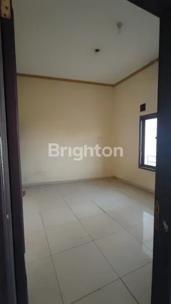 image RUMAH 2 LANTAI MODERN MINIMALIS DI MEDAYU, LOKASI STRATEGIS, 5 MENIT KE KAMPUS UPN, UNIVERSITAS TERBUKA, RSUD CANDRARINI, DAN RAYA MERR (NON FURNISHED) (5)