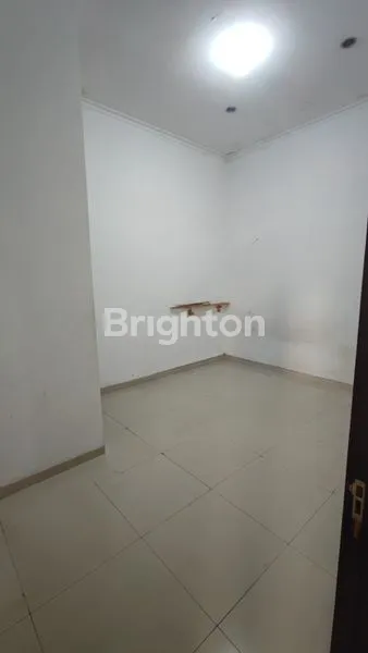 image RUMAH 2 LANTAI MODERN MINIMALIS DI MEDAYU, LOKASI STRATEGIS, 5 MENIT KE KAMPUS UPN, UNIVERSITAS TERBUKA, RSUD CANDRARINI, DAN RAYA MERR (NON FURNISHED) (6)