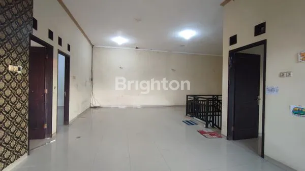 image RUMAH 2 LANTAI MODERN MINIMALIS DI MEDAYU, LOKASI STRATEGIS, 5 MENIT KE KAMPUS UPN, UNIVERSITAS TERBUKA, RSUD CANDRARINI, DAN RAYA MERR (NON FURNISHED) (8)