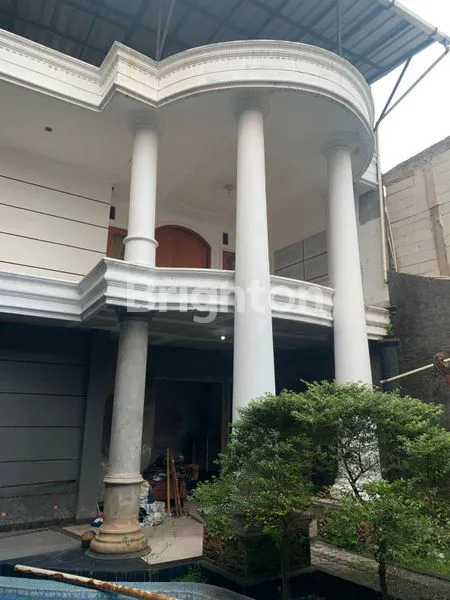 image RUMAH MEWAH 3 LANTAI DENGAN KOLAM RENANG DI CILEDUG (3)