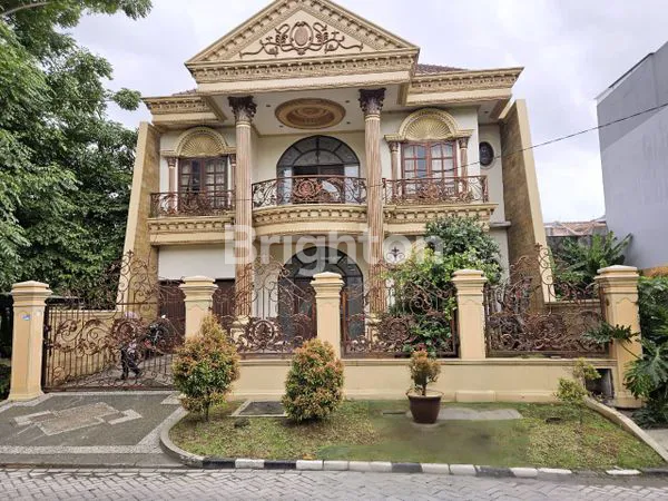 image RUMAH MEWAH METRO PERMATA DENGAN BANGUNAN MODERN KLASIK 2 LANTAI FULL FURNISH (1)