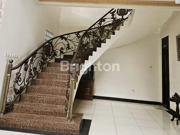 image RUMAH MEWAH METRO PERMATA DENGAN BANGUNAN MODERN KLASIK 2 LANTAI FULL FURNISH (6)