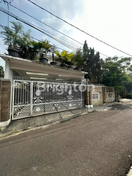 image RUMAH MEWAH 3 LANTAI FULL FURNISH DI JATIPADANG - SIAP HUNI (5)