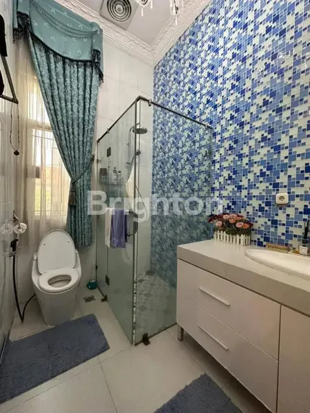 image RUMAH MEWAH 3 LANTAI FULL FURNISH DI JATIPADANG - SIAP HUNI (6)