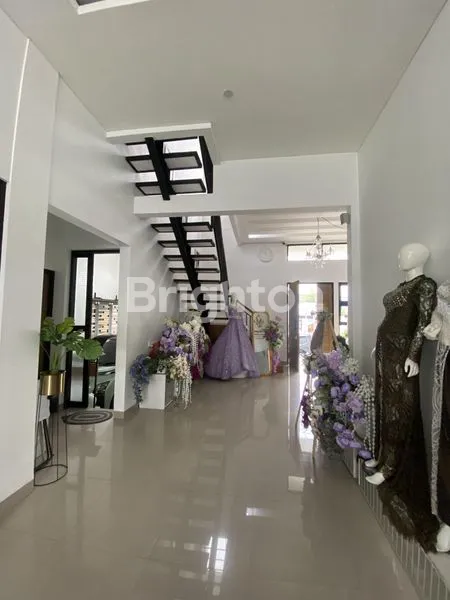 image RUMAH MEWAH 3 LANTAI DEKAT TOL SUMEDANG - SHM SIAP HUNI (3)