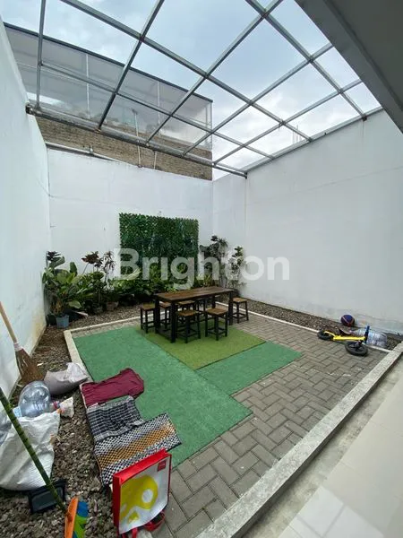 image RUMAH MEWAH 3 LANTAI DEKAT TOL SUMEDANG - SHM SIAP HUNI (6)