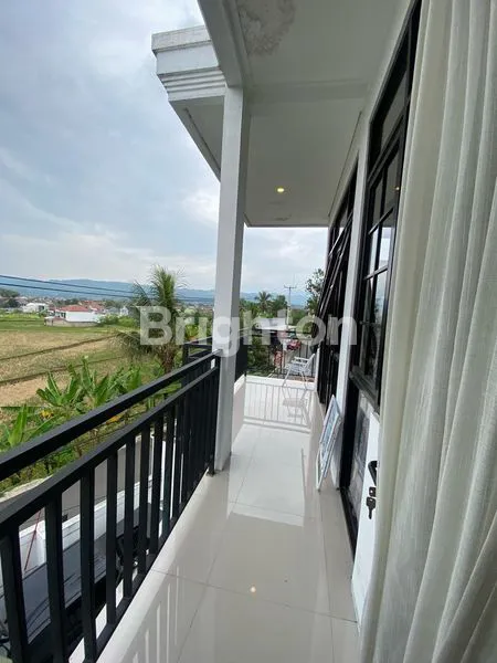 image RUMAH MEWAH 3 LANTAI DEKAT TOL SUMEDANG - SHM SIAP HUNI (7)