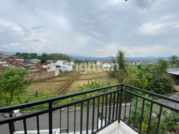 image RUMAH MEWAH 3 LANTAI DEKAT TOL SUMEDANG - SHM SIAP HUNI (8)