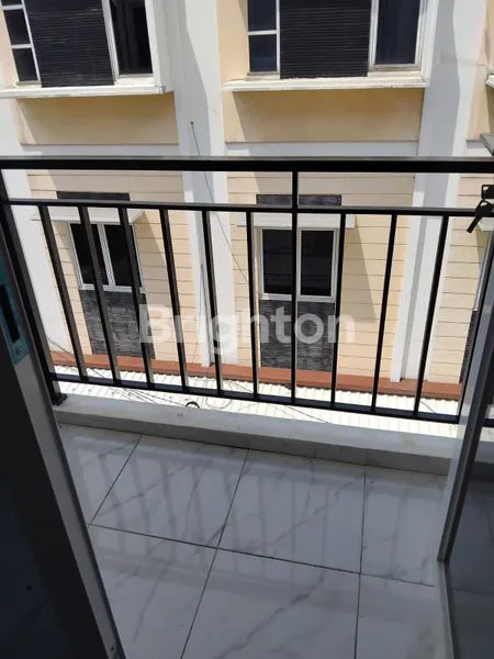 image RUMAH JELAMBAR 4 LANTAI BERSIH TERAWAT DEKAT PUSAT KULINER ROW 1 1/2 MOBIL (8)