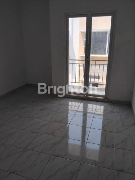 image RUMAH JELAMBAR 4 LANTAI BERSIH TERAWAT DEKAT PUSAT KULINER ROW 1 1/2 MOBIL (5)