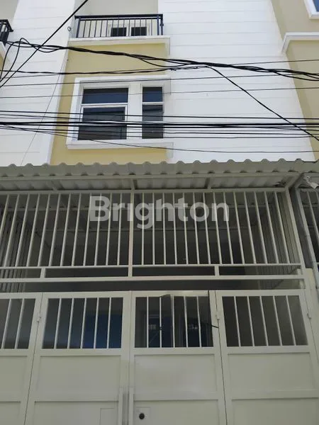 image RUMAH JELAMBAR 4 LANTAI BERSIH TERAWAT DEKAT PUSAT KULINER ROW 1 1/2 MOBIL (1)