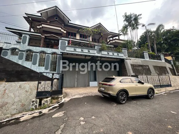 image JUAL RUMAH MEWAH TENGAH KOTA (1)
