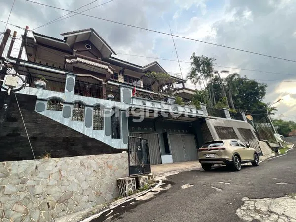 image JUAL RUMAH MEWAH TENGAH KOTA (2)