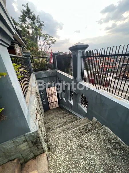 image JUAL RUMAH MEWAH TENGAH KOTA (6)