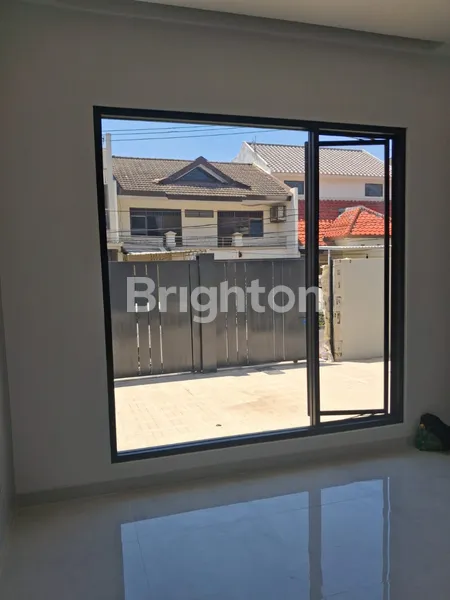 image RUMAH BARU GRESS KINYIS2 MANYAR DHARMAHUSADA KERTAJAYA SURABAYA, CARPORT 2 MBL, ROW JALAN 3 MBL (3)