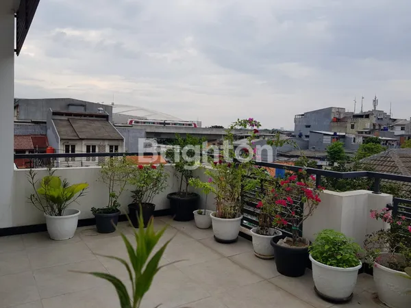 image RUMAH CANTIK DGN ROOF TOP UTK LIHAT MATAHARI TERBIT, FULL FURNISHED SANGAT SIAP HUNI DEKAT MALL ARION DAN VELODROME (1)