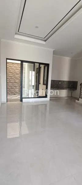 image RUMAH MEWAH 2 LANTAI NGINDEN INTAN DEKAT UNTAG & MERR (6)