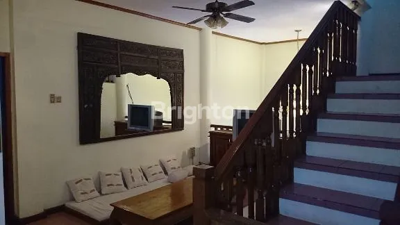 image RUMAH KLASIK MODERN 3 LANTAI, 3+1 BEDROOM, FULLY FURNISHED, STRATEGIS, AKSES JALAN MUDAH DI SOPUTAN, DENPASAR BARAT. (5)