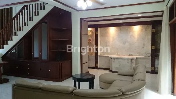 image RUMAH KLASIK MODERN 3 LANTAI, 3+1 BEDROOM, FULLY FURNISHED, STRATEGIS, AKSES JALAN MUDAH DI SOPUTAN, DENPASAR BARAT. (2)