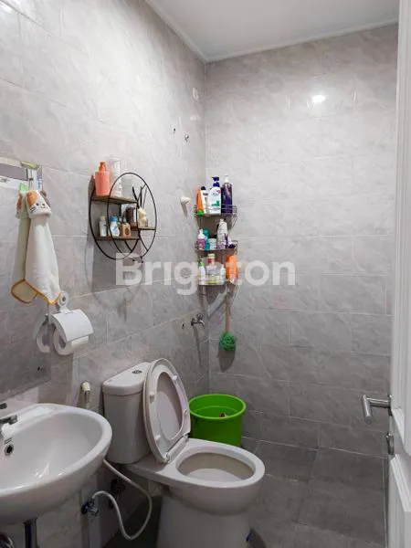 image RUMAH MEWAH 2 LANTAI SEMI FURNISHED DI CLUSTER VIOLA BANJAR WIJAYA (8)