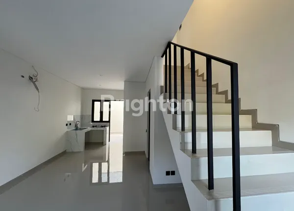 image NEW GRESS RUMAH MANUKAN LOR 2 LANTAI HIGH QUALITY  (8)