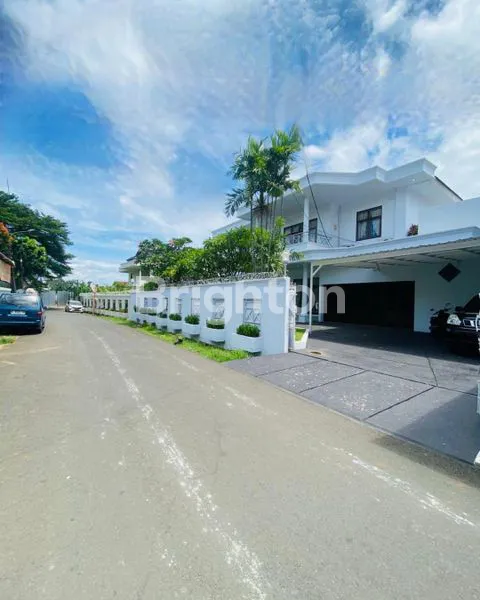 RUMAH MEWAH 2 LANTAI DENGAN KOLAM RENANG BESAR PEJATEN BARAT, JAKARTA SELATAN