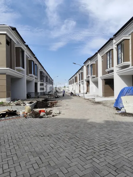 image RUMAH BARU GRESS 2 LANTAI MINIMALIS REGENCY ONE EASTPOINT DEKAT KEPUTIH SUKOLILO ITS ARAYA PUNCAK KERTAJAYA MERR KLAMPIS MULYOSARI PAKUWON CITY (2)