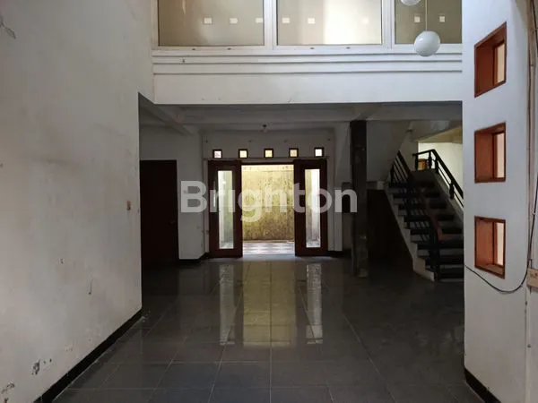 image HUNIAN LUAS DAN NYAMAN LUAS TANAH 247 M2 DAN LUAS BANGUNAN 300M2 LOKASI STRATEGIS (7)