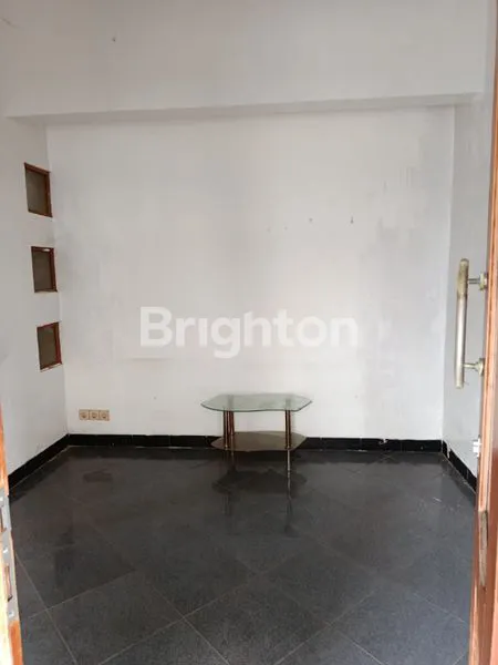 image HUNIAN LUAS DAN NYAMAN LUAS TANAH 247 M2 DAN LUAS BANGUNAN 300M2 LOKASI STRATEGIS (3)