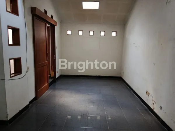 image HUNIAN LUAS DAN NYAMAN LUAS TANAH 247 M2 DAN LUAS BANGUNAN 300M2 LOKASI STRATEGIS (8)