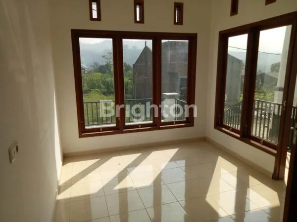 image RUMAH BARU 2 LANTAI SANGAT DEKAT DENGAN HOTEL ORCHID, BATU (5)