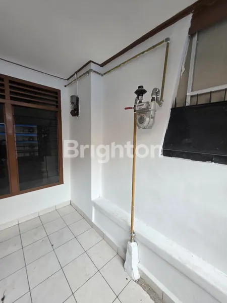 image RUMAH SIAP HUNI DEKAT PASAR JOHAR BARU DAN STASIUN KA SENTIONG EKONOMIS STRATEGIS JUAL SEGERA (8)