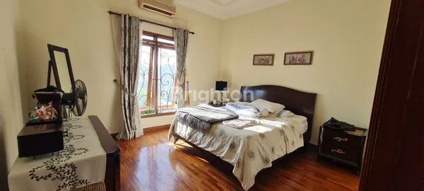 image RUMAH MEWAH LOKASI STRATEGIS DI SETIABUDI BANDUNG (4)