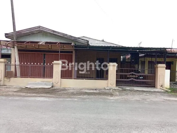 image PUNYA HALAMAN LUAS DAN UKURAN RUMAH BESAR SERTA SUDAH BERSERTIFIKAT DI MEDAN PERMAI  (1)