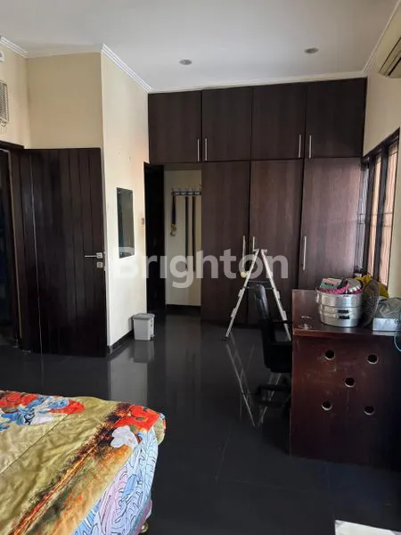 image RUMAH MINIMALIS LUAS DALAM KOMPLEK ELITE CARPORT FIT DUA MOBIL (7)