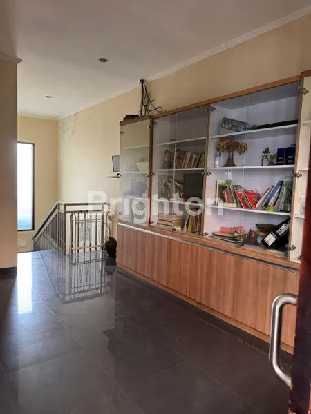 image RUMAH MINIMALIS LUAS DALAM KOMPLEK ELITE CARPORT FIT DUA MOBIL (5)