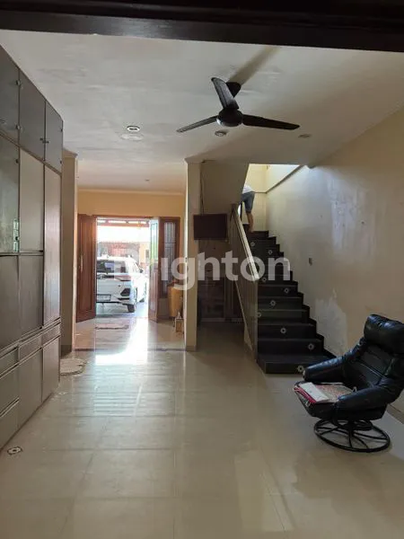 image RUMAH MINIMALIS LUAS DALAM KOMPLEK ELITE CARPORT FIT DUA MOBIL (4)