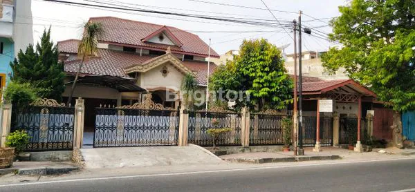 image RUMAH MEWAH 2.5 LANTAI DI MEDAN BARAT - LT 994M2 COCOK UNTUK USAHA (1)