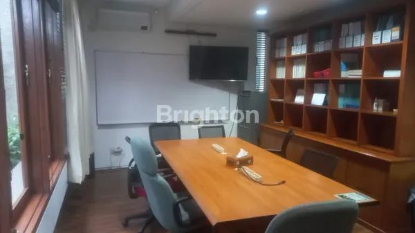 image RUMAH BEKAS KANTOR 3 LANTAI DI FATMAWATI, KEBAYORAN BARU, JAKARTA SELATAN. LOKASI STRATEGIS. CARPORT 2 MOBIL. SEMI FURNISHED. LISTRIK BESAR (2)