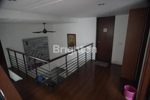 image RUMAH BEKAS KANTOR 3 LANTAI DI FATMAWATI, KEBAYORAN BARU, JAKARTA SELATAN. LOKASI STRATEGIS. CARPORT 2 MOBIL. SEMI FURNISHED. LISTRIK BESAR (6)