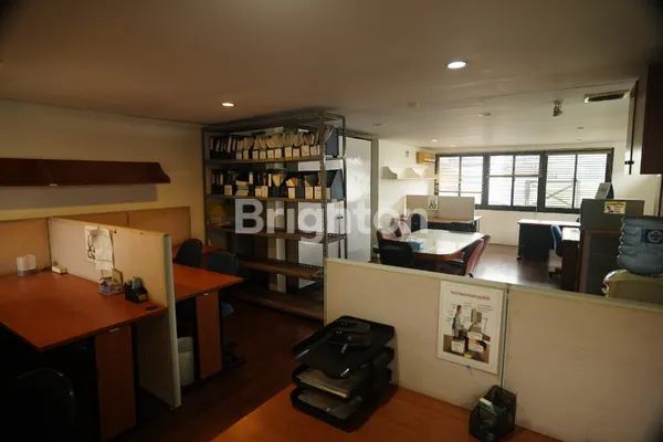 RUMAH BEKAS KANTOR 3 LANTAI DI FATMAWATI, KEBAYORAN BARU, JAKARTA SELATAN. LOKASI STRATEGIS. CARPORT 2 MOBIL. SEMI FURNISHED. LISTRIK BESAR